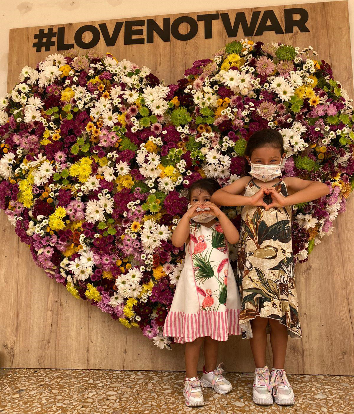 #LoveNotWar: flower hearts project around the world